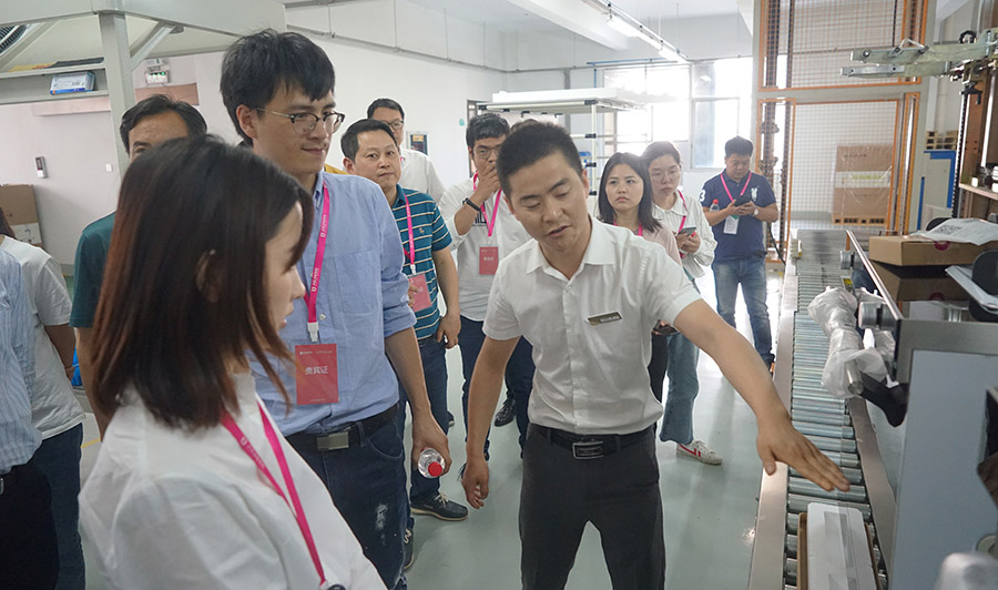 阿里巴巴集團(tuán)廚房大家電負(fù)責(zé)人子謖一行到訪佳歌集團(tuán)  參觀智慧工廠