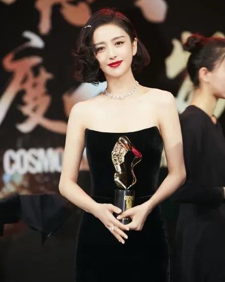 【一路佟行】無懼逆境！佳歌品牌代言人佟麗婭出席COSMO時尚盛典