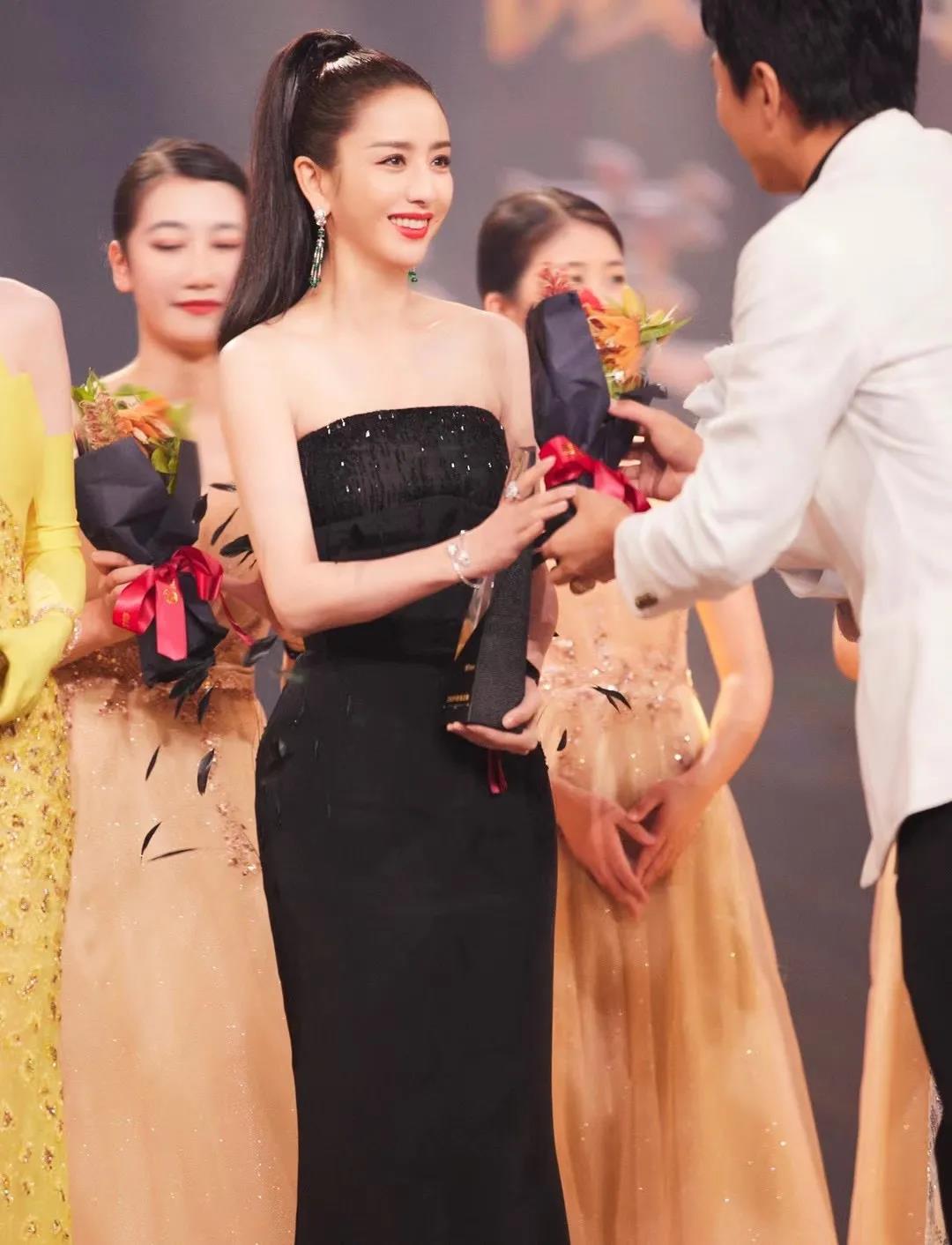佳歌品牌代言人佟麗婭榮獲“微博年度之星”！