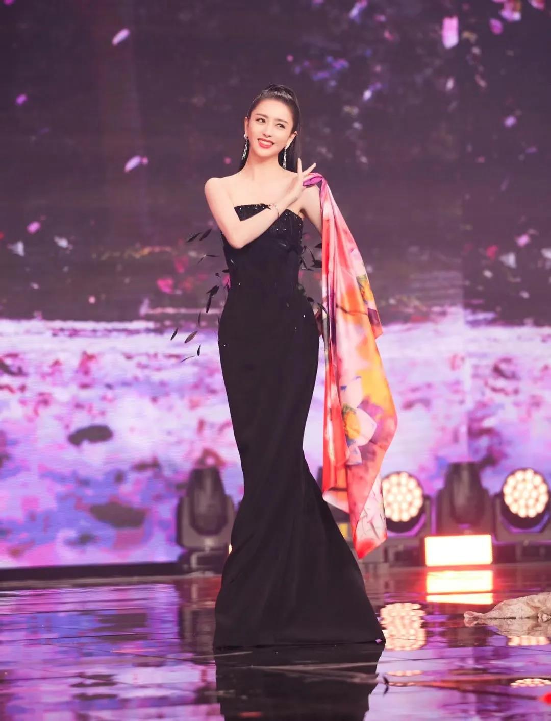 佳歌品牌代言人佟麗婭榮獲“微博年度之星”！