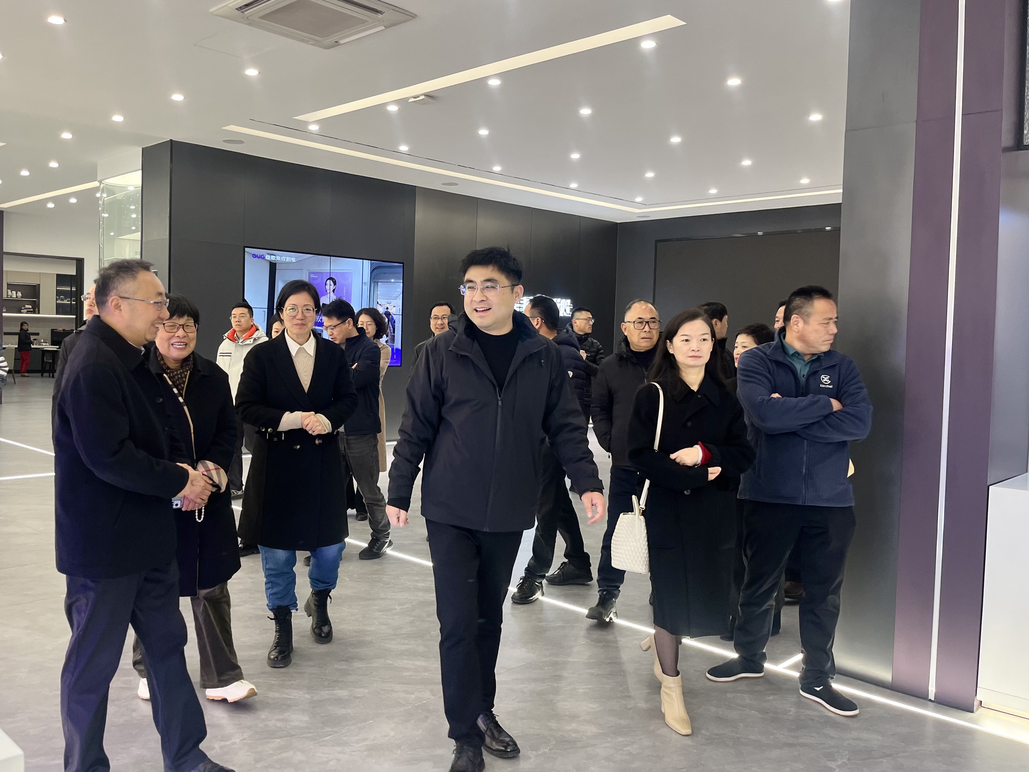 嵊州、新昌兩地政協(xié)副主席、民建主委等領(lǐng)導(dǎo)一行蒞臨佳歌集成灶參觀(guān)指導(dǎo)